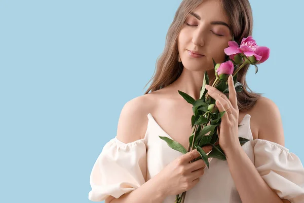 Vacker Ung Kvinna Med Pion Blommor Blå Bakgrund — Stockfoto