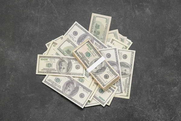 Bainha Notas Cem Dólares Sobre Fundo Grunge Preto — Fotografia de Stock