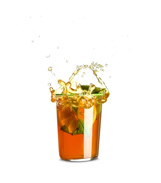 Szklanka Lodowej Herbaty Rozpryskami Białym Tle — Zdjęcie stockowe