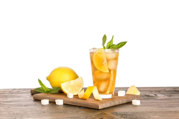 Szklanka Lodowej Herbaty Cytryną Miętą Drewnianym Stole Białym Tle — Zdjęcie stockowe