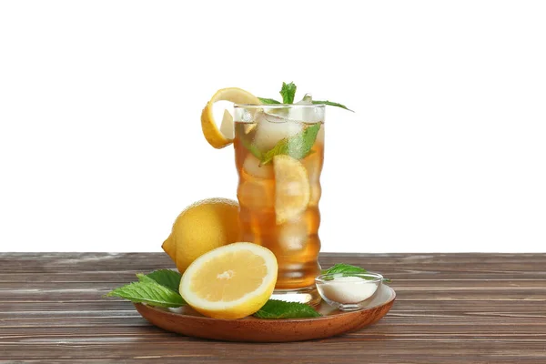 白底木制桌子上放着一杯柠檬汁和薄荷的冰茶 — 图库照片
