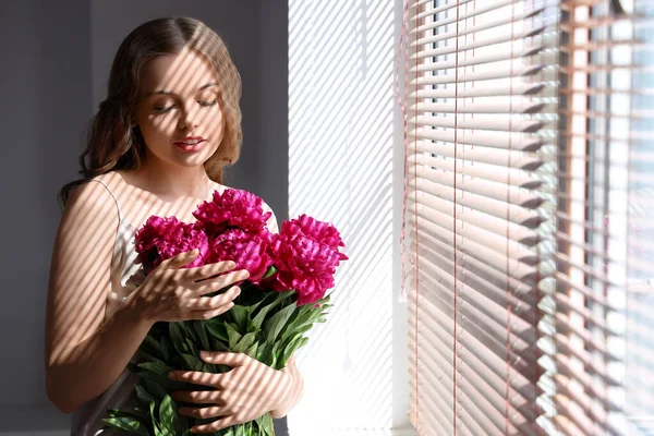 Beautiful Young Woman Bouquet Peony Flowers Window Blinds — Stock Photo, Image