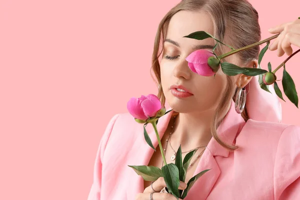 Schöne Junge Frau Mit Pfingstrosenblumen Auf Rosa Hintergrund — Stockfoto