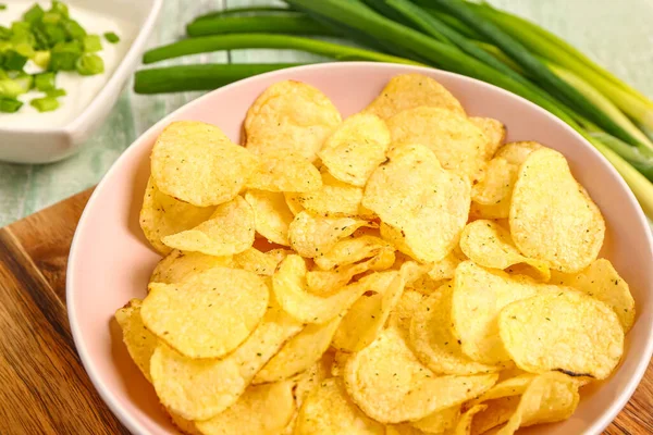 Bowl Tasty Sour Cream Sliced Scallion Potato Chips Wooden Background — Stock Photo, Image