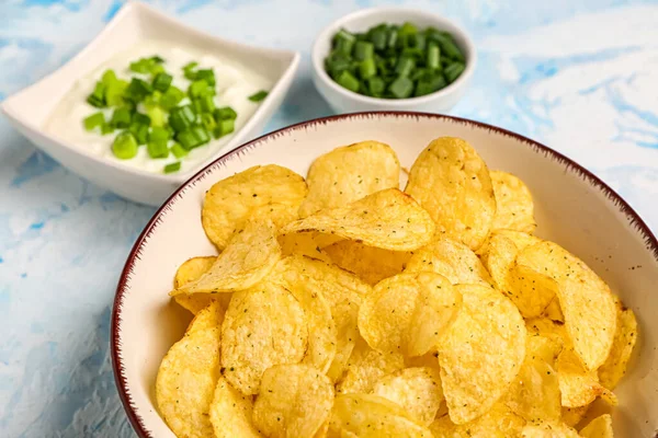 Bowls Tasty Sour Cream Sliced Green Onion Potato Chips Blue — Stock Photo, Image