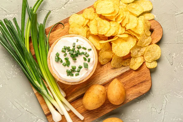 Bowl Tasty Sour Cream Sliced Green Onion Potato Chips Grey — Stock Photo, Image