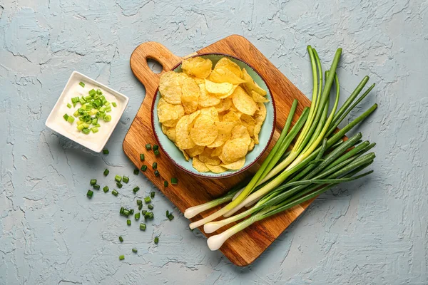 Bowl Tasty Sour Cream Sliced Green Onion Potato Chips Blue — Stock Photo, Image