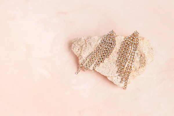 Stone Beautiful Earrings Pink Background — Stock Photo, Image