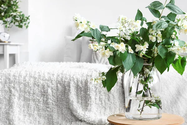 Vaso Com Flores Jasmim Florescendo Mesa Interior Quarto Claro — Fotografia de Stock