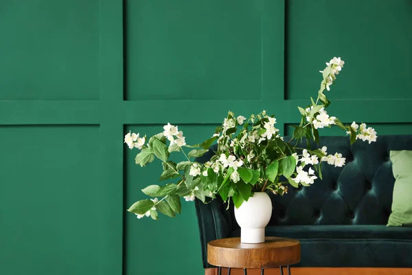 Vase Blooming Jasmine Flowers Coffee Table Sofa Green Wall — Stock Photo, Image
