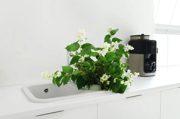 Vas Dengan Bunga Melati Mekar Wastafel Dapur — Stok Foto