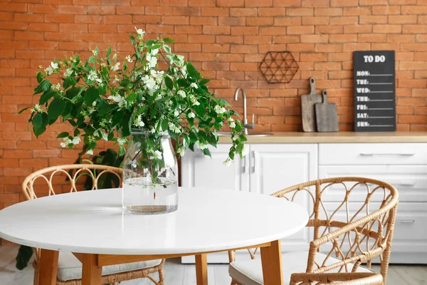 Mutfaktaki Yemek Masasında Yasemin Çiçekleri Açan Vazo — Stok fotoğraf