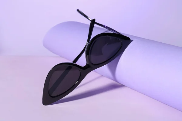 Elegantes Gafas Sol Sobre Fondo Lila — Foto de Stock