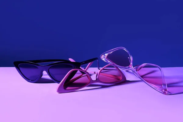 Verschiedene Stylische Sonnenbrillen Auf Buntem Hintergrund — Stockfoto