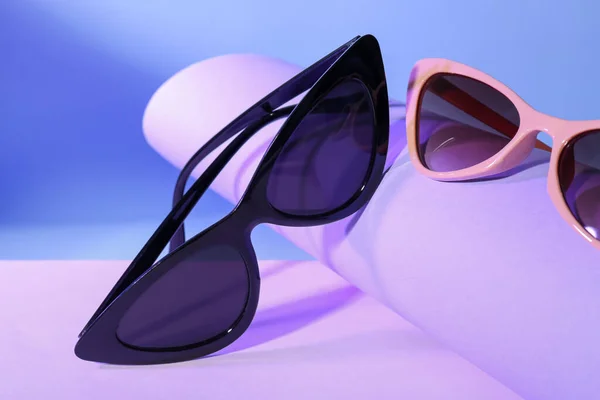 Renkli Arka Planda Farklı Stil Güneş Gözlükleri — Stok fotoğraf