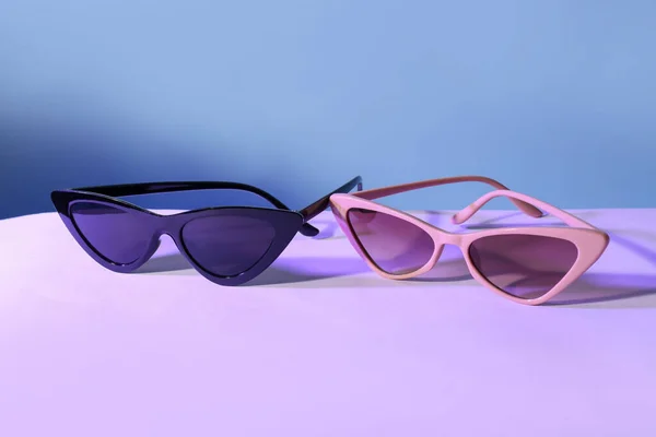 Diferentes Gafas Sol Con Estilo Sobre Fondo Colorido —  Fotos de Stock