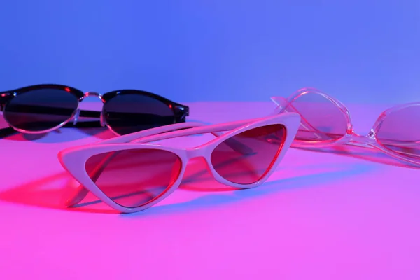 Verschiedene Stylische Sonnenbrillen Auf Buntem Hintergrund — Stockfoto
