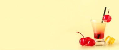 Lezzetli Ananas Tepetaklak Pasta Çekimi bej arka planda ve metin için yeri var