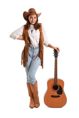 Beyaz arka planda gitarı olan güzel bir kovboy kız.