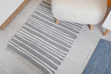 Oturma odasındaki bankta ve yumuşak halı, yakın çekim.