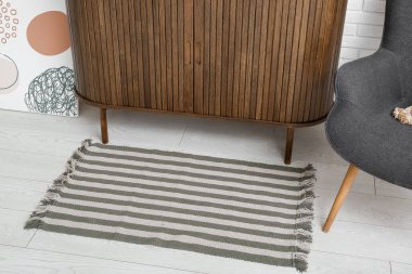 Çekmeceleri, koltuğu, boyası ve yumuşak halısı olan şık bir oturma odası.