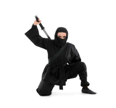 Beyaz arka planda kılıcı olan bir kadın ninja.