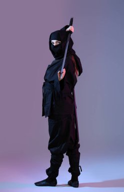 Renkli arka planda kılıç taşıyan kadın ninja
