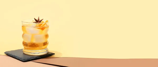 Glas Heerlijke Old Fashioned Cocktail Beige Achtergrond Met Ruimte Voor — Stockfoto