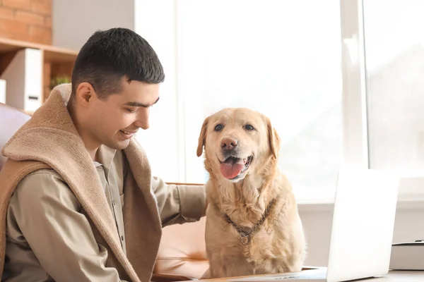 Jovem Com Cão Bonito Labrador Mesa Escritório — Fotografia de Stock