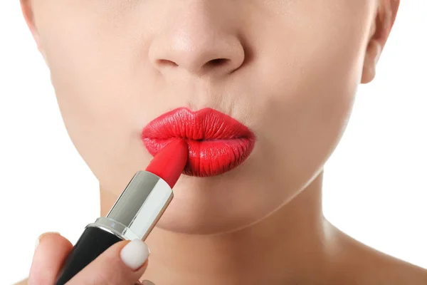 白い背景に赤い口紅を適用する女性 クローズアップ — ストック写真