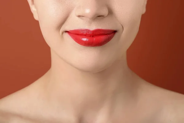 Mujer Con Labios Rojos Sobre Fondo Color Primer Plano — Foto de Stock