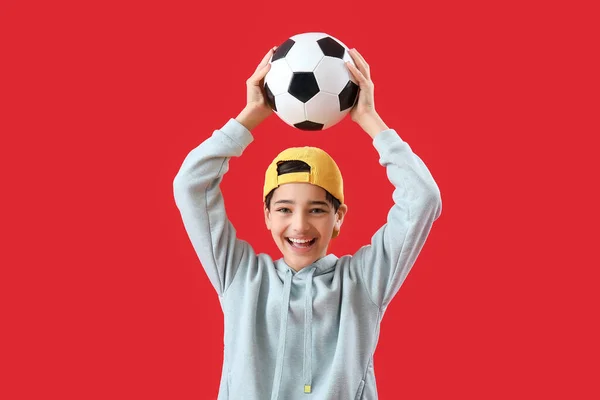Kırmızı Arka Planda Futbol Topu Olan Küçük Çocuk — Stok fotoğraf