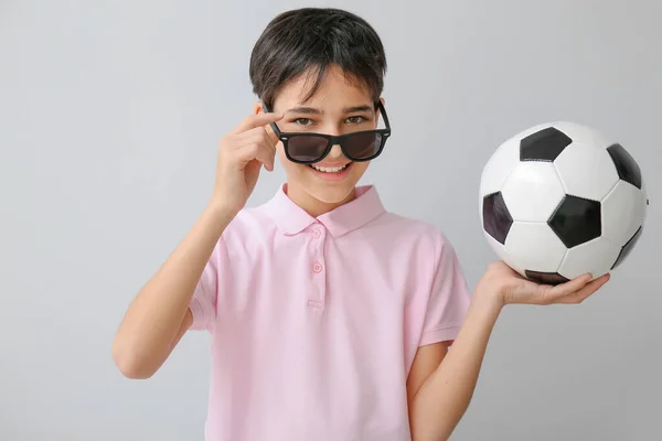 Μικρό Αγόρι Μπάλα Ποδοσφαίρου Φορώντας Γυαλιά Ηλίου Γκρι Φόντο — Φωτογραφία Αρχείου