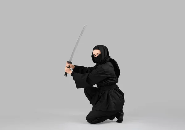 Γυναίκα Ninja Σπαθί Γκρι Φόντο — Φωτογραφία Αρχείου