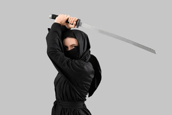Žena Ninja Mečem Šedém Pozadí — Stock fotografie