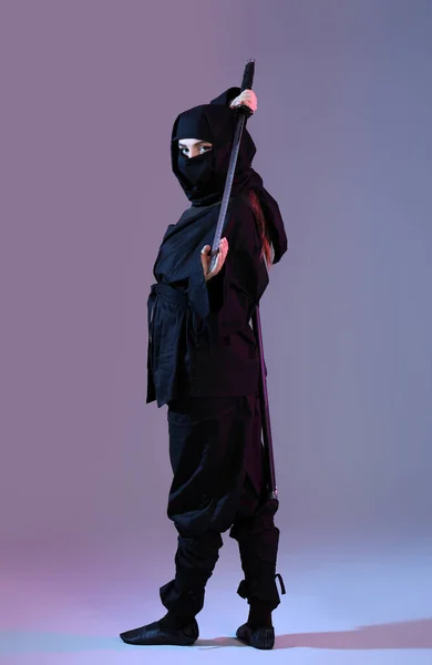 Ninja Feminino Com Espada Fundo Cor — Fotografia de Stock