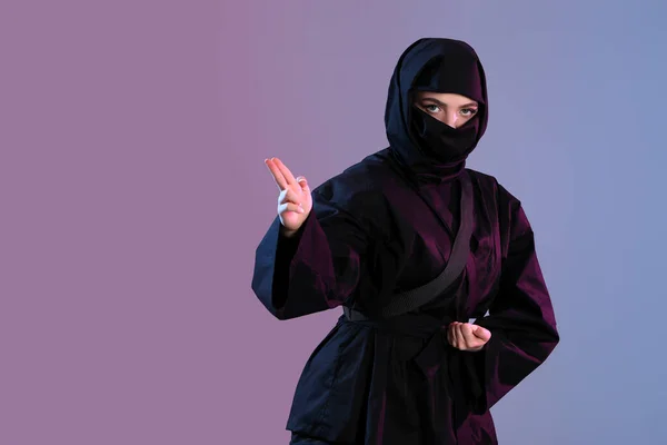 色系背景的女性忍者 — 图库照片