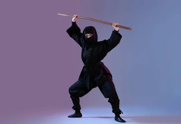 Ninja Hembra Con Palo Sobre Fondo Color — Foto de Stock