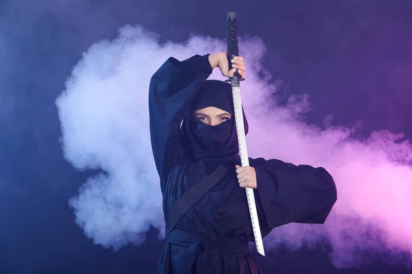 黑底剑女忍者 — 图库照片