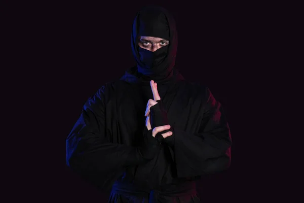 Ninja Masculino Sobre Fondo Negro — Foto de Stock