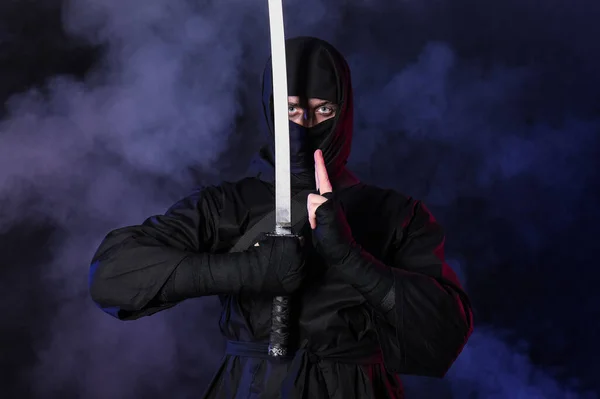 Man Ninja Met Zwaard Donkere Achtergrond — Stockfoto