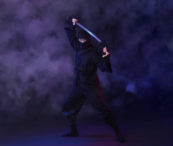 Muž Ninja Mečem Tmavém Pozadí — Stock fotografie