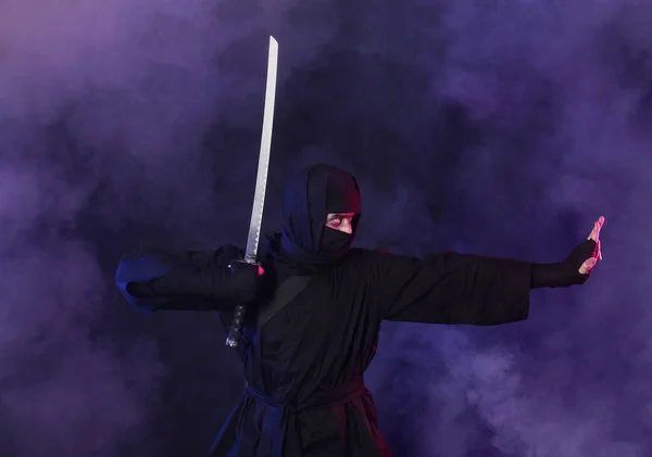 Ninja Macho Con Espada Sobre Fondo Oscuro — Foto de Stock