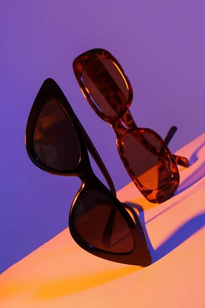 Різні Стильні Сонцезахисні Окуляри Барвистому Фоні — стокове фото