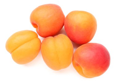 Beyaz arka plan üzerinde izole olgun kayısı