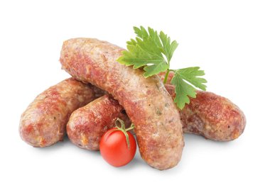 Beyaz arka planda izole edilmiş lezzetli ev yapımı sosisler.