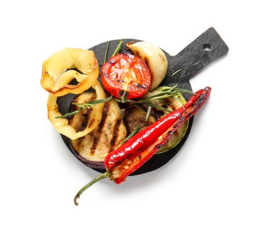 Beyaz arka planda farklı lezzetli ızgara sebzelerle kaykay tahtası