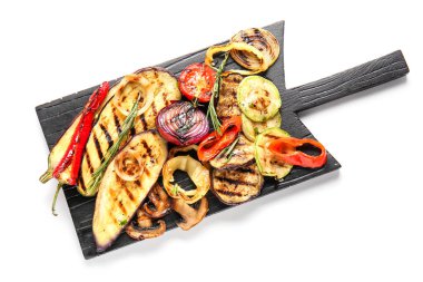 Beyaz arka planda farklı lezzetli ızgara sebzelerle kaykay tahtası