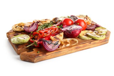 Tahta tahtada beyaz arka planda farklı lezzetli ızgara sebzeler var.