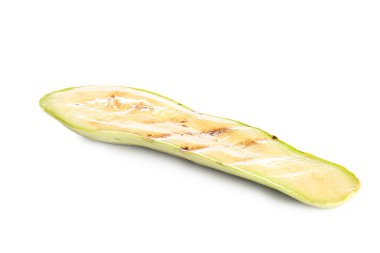 Beyaz arka planda lezzetli ızgara kabak dilimi.